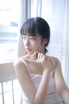 女生的胸贴着男生脸